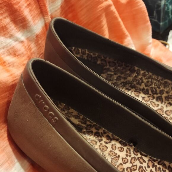 Brown Classic Crocs  with Rounded Toe Size 10 - Picture 3 of 5